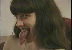 Una joven perra se xxx japonesas traga una polla maestra en forma de colegiala.