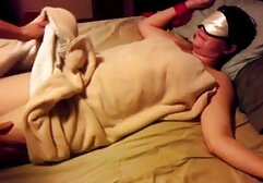 Una porno japones español chica de 18 años, escupiendo en la cara en el Sofá.